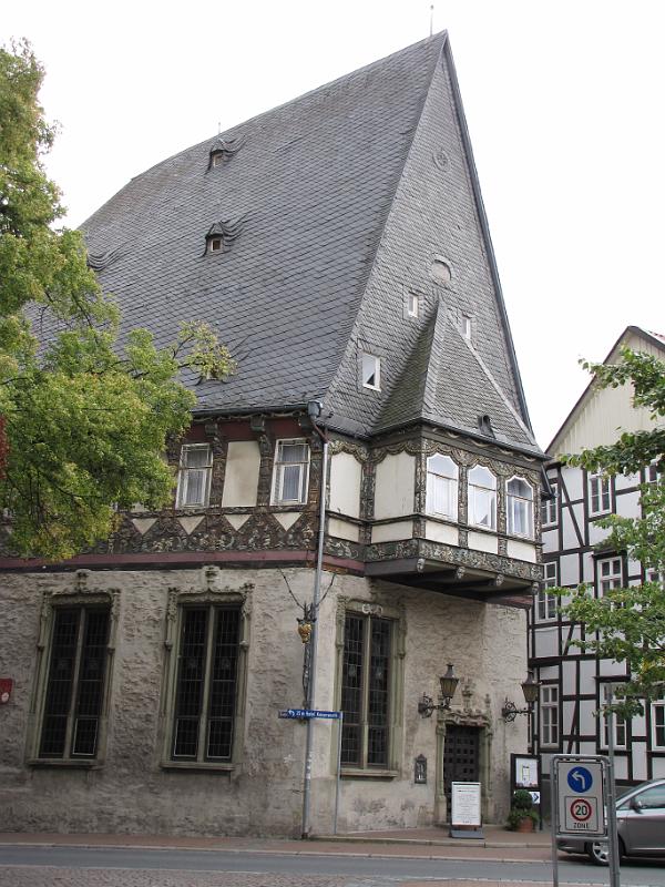 goslar_das brusttuch.jpg - Een opvallend gebouw met een enorm spits dak is het Brusttuch. Deze heeft zijn  naam vermoedelijk te danken aan de kleermakers die voor het huis hun omslagdoeken te koop aanboden.